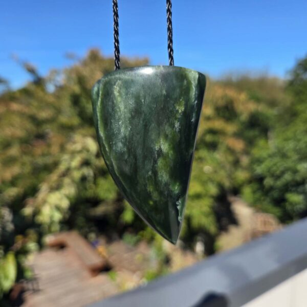 Cam111 Niho, taniwha, tooth, taonga, kawakawa, pounamu, nephrite, jade (5) Cam111 Niho, taniwha, tooth, taonga, kawakawa, pounamu, nephrite, jade (5)