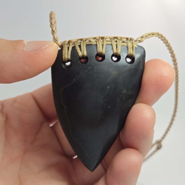 Cam113 taonga, niho, onewa, basalt, tooth (5) Cam113 taonga, niho, onewa, basalt, tooth (5)