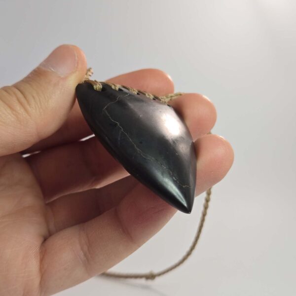 Cam113 taonga, niho, onewa, basalt, tooth (8) Cam113 taonga, niho, onewa, basalt, tooth (8)