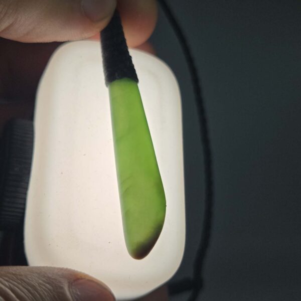 Cam119 Roimata, raukaraka, taonga, pounamu (3) Cam119 Roimata, raukaraka, taonga, pounamu (3)