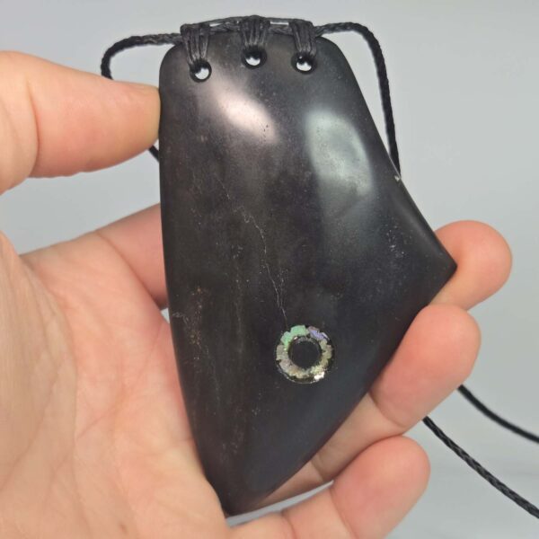 Cam126 Taonga, ōnewa, basalt mako (6) Cam126 Taonga, ōnewa, basalt mako (6)