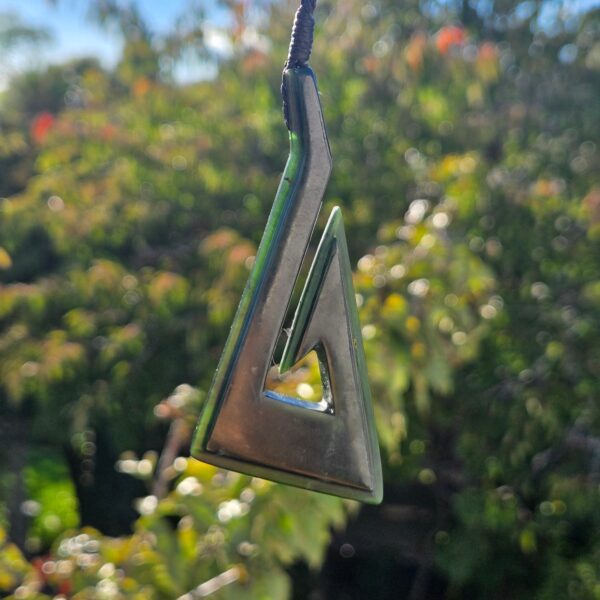 Dav18, Pounamu, taonga, hei matau, kawakawa (1) Dav18, Pounamu, taonga, hei matau, kawakawa (1)