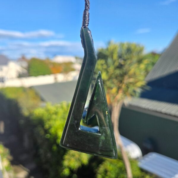 Dav18, Pounamu, taonga, hei matau, kawakawa (2) Dav18, Pounamu, taonga, hei matau, kawakawa (2)