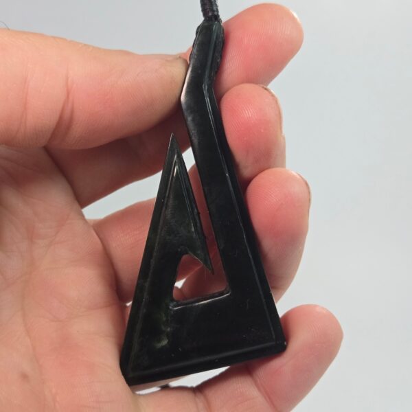 Dav18, Pounamu, taonga, hei matau, kawakawa (4) Dav18, Pounamu, taonga, hei matau, kawakawa (4)