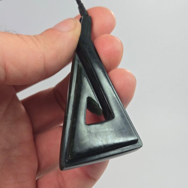 Dav18, Pounamu, taonga, hei matau, kawakawa (5) Dav18, Pounamu, taonga, hei matau, kawakawa (5)