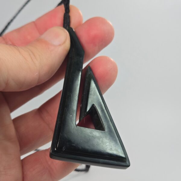 Dav18, Pounamu, taonga, hei matau, kawakawa (6) Dav18, Pounamu, taonga, hei matau, kawakawa (6)