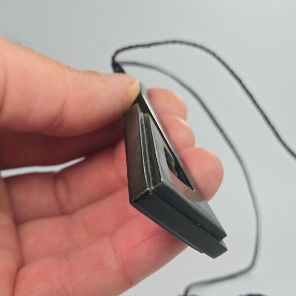 Dav18, Pounamu, taonga, hei matau, kawakawa (9) Dav18, Pounamu, taonga, hei matau, kawakawa (9)