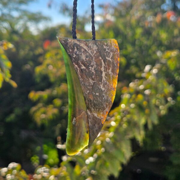 Dav20 Taonga, niho, tooth, pounamu, jade (7) Dav20 Taonga, niho, tooth, pounamu, jade (7)