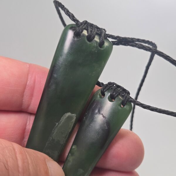 Cam135 pounamu, taonga, roimata, set (10) Cam135 pounamu, taonga, roimata, set (10)