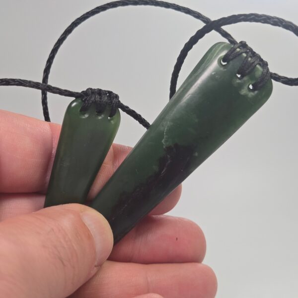 Cam135 pounamu, taonga, roimata, set (11) Cam135 pounamu, taonga, roimata, set (11)