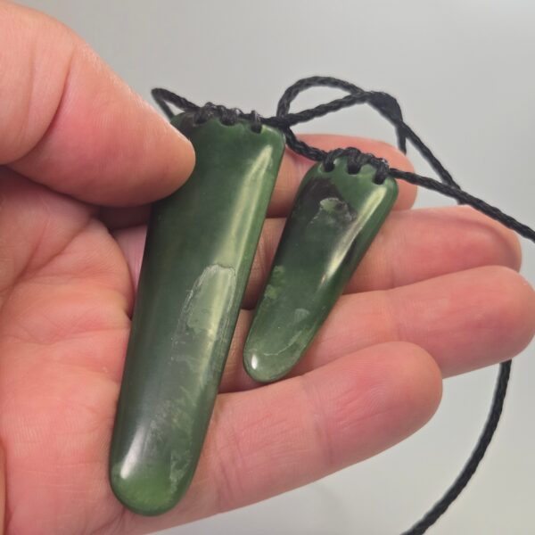Cam135 pounamu, taonga, roimata, set (9) Cam135 pounamu, taonga, roimata, set (9)