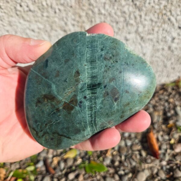 Cam136 Serpenting, pounamu, cobble, touchstone, chatoyant band (1) Cam136 Serpenting, pounamu, cobble, touchstone, chatoyant band (1)