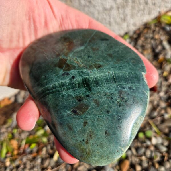 Cam136 Serpenting, pounamu, cobble, touchstone, chatoyant band (12) Cam136 Serpenting, pounamu, cobble, touchstone, chatoyant band (12)