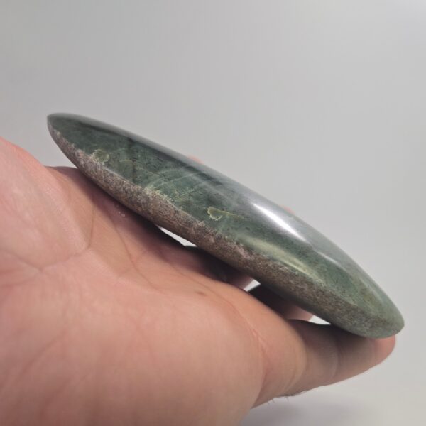 Cam136 Serpenting, pounamu, cobble, touchstone, chatoyant band (3) Cam136 Serpenting, pounamu, cobble, touchstone, chatoyant band (3)