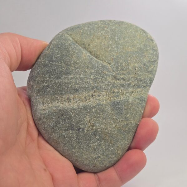 Cam136 Serpenting, pounamu, cobble, touchstone, chatoyant band (4) Cam136 Serpenting, pounamu, cobble, touchstone, chatoyant band (4)