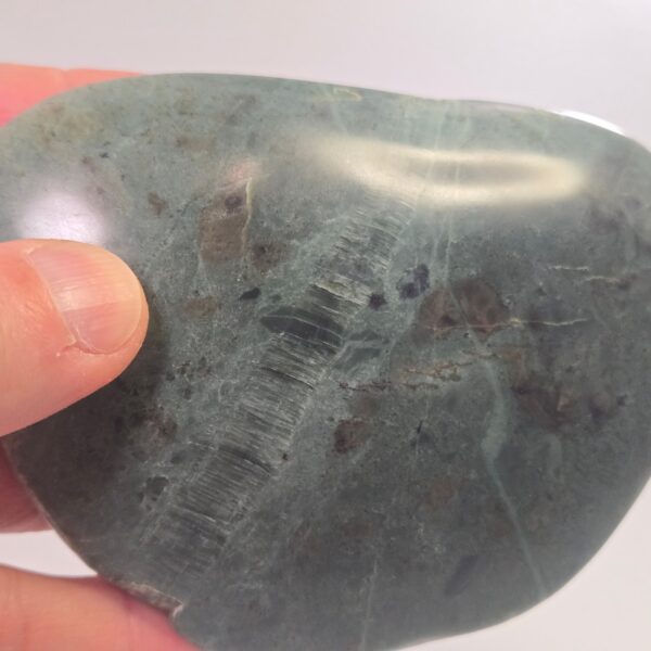 Cam136 Serpenting, pounamu, cobble, touchstone, chatoyant band (6) Cam136 Serpenting, pounamu, cobble, touchstone, chatoyant band (6)