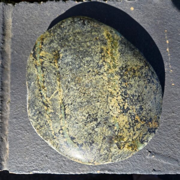 Cam137 Cobble, pounamu, serpentine, taonga, touchstone, display (8) Cam137 Cobble, pounamu, serpentine, taonga, touchstone, display (8)