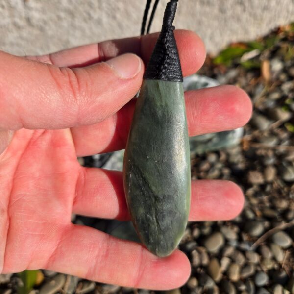Cam138 Toki, roimata, display, set pounamu, jade, taonga (1) Cam138 Toki, roimata, display, set pounamu, jade, taonga (1)