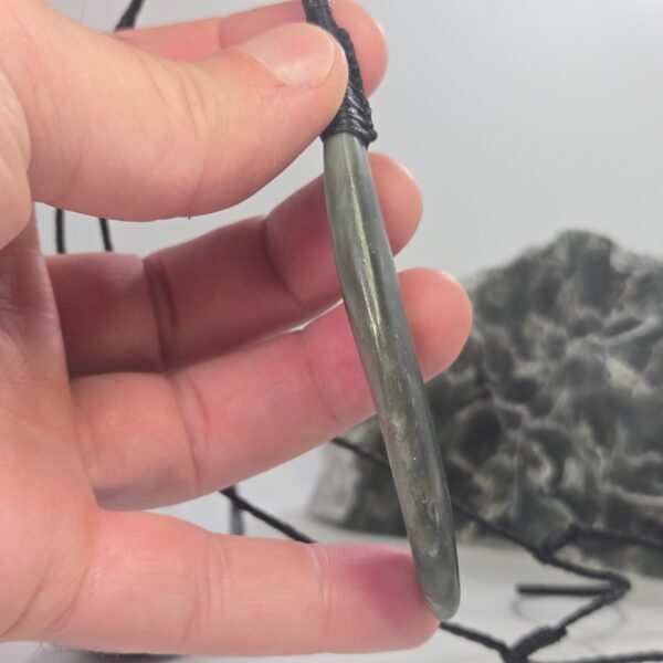 Cam138 Toki, roimata, display, set pounamu, jade, taonga (11) Cam138 Toki, roimata, display, set pounamu, jade, taonga (11)