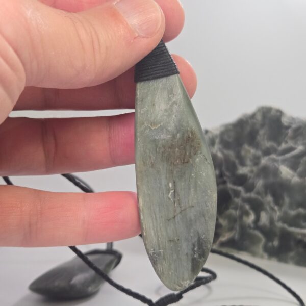 Cam138 Toki, roimata, display, set pounamu, jade, taonga (12) Cam138 Toki, roimata, display, set pounamu, jade, taonga (12)