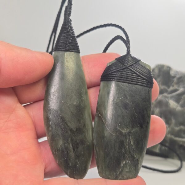 Cam138 Toki, roimata, display, set pounamu, jade, taonga (14) Cam138 Toki, roimata, display, set pounamu, jade, taonga (14)