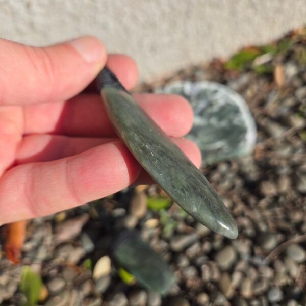 Cam138 Toki, roimata, display, set pounamu, jade, taonga (2) Cam138 Toki, roimata, display, set pounamu, jade, taonga (2)