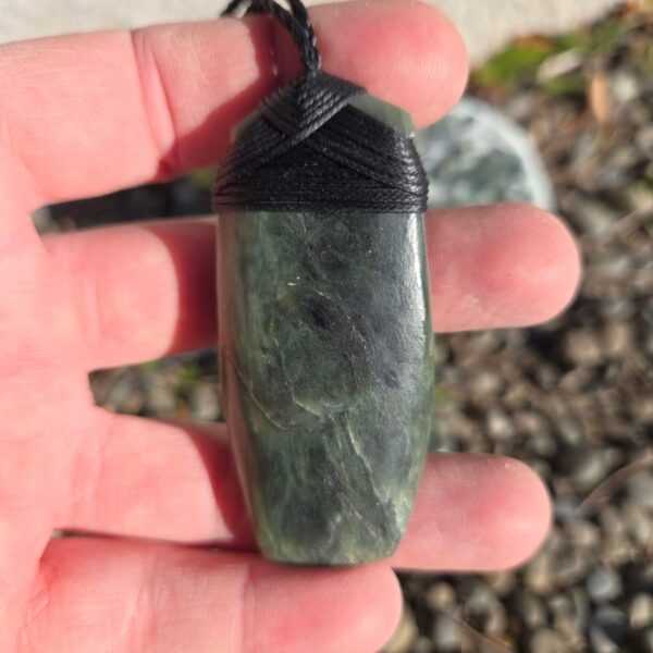 Cam138 Toki, roimata, display, set pounamu, jade, taonga (23) Cam138 Toki, roimata, display, set pounamu, jade, taonga (23)