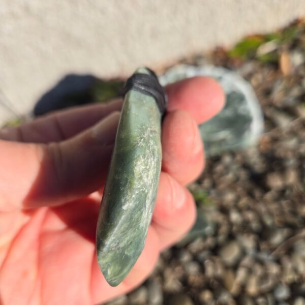 Cam138 Toki, roimata, display, set pounamu, jade, taonga (26) Cam138 Toki, roimata, display, set pounamu, jade, taonga (26)