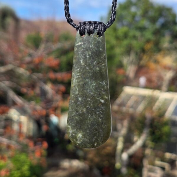 Cam146 Taonga, pounamu, jade, roimata (2) Cam146 Taonga, pounamu, jade, roimata (2)