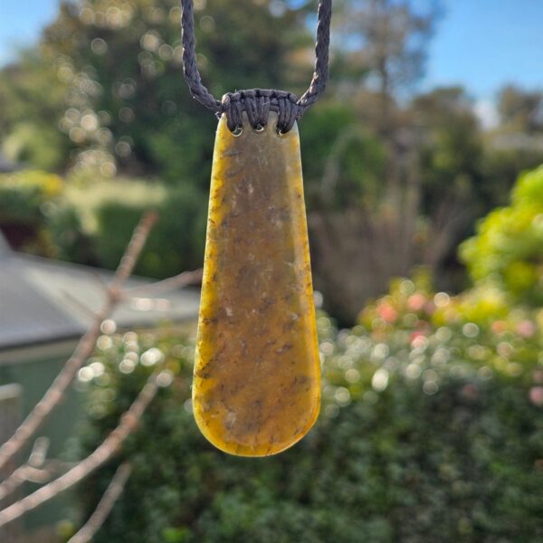 Cam146 Taonga, pounamu, jade, roimata (3) Cam146 Taonga, pounamu, jade, roimata (3)
