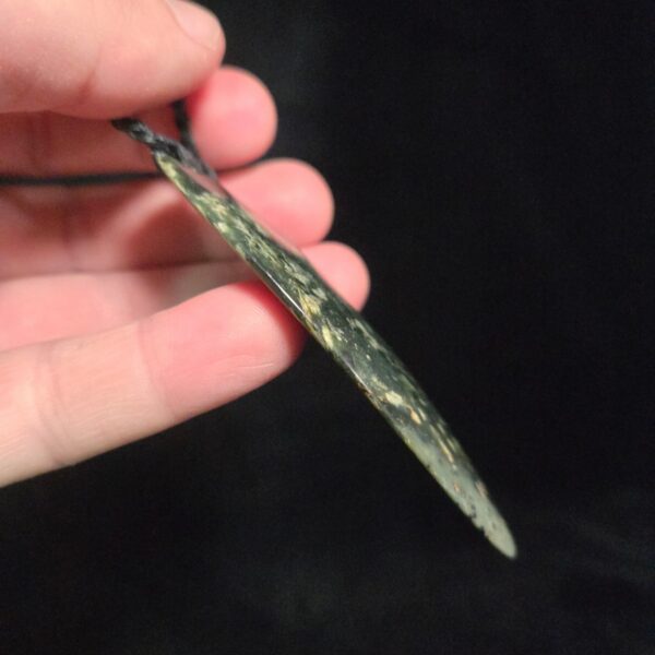 Cam40 Pounamu, serpentine, taonga, rau, leave, niho (6) Cam40 Pounamu, serpentine, taonga, rau, leave, niho (6)