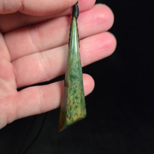 Dav26 Roimata, Angular, faces, facet, flower jade, taonga, pounamu (10) Dav26 Roimata, Angular, faces, facet, flower jade, taonga, pounamu (10)