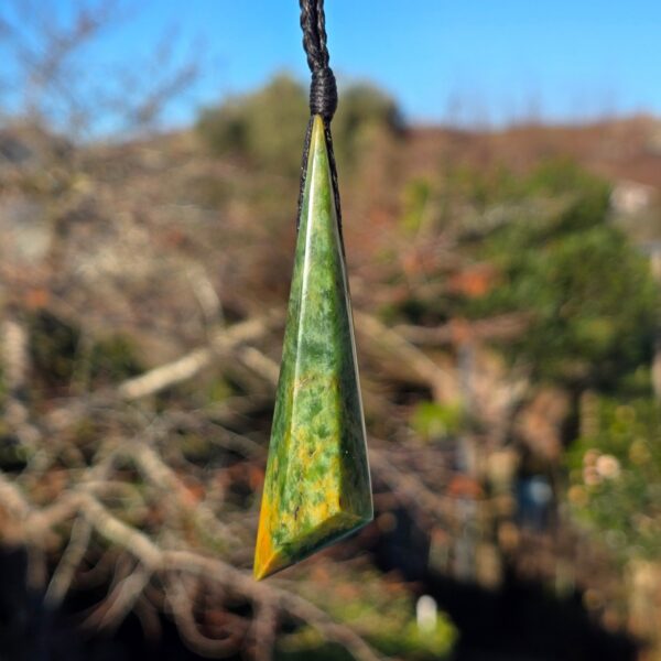 Dav26 Roimata, Angular, faces, facet, flower jade, taonga, pounamu (9) Dav26 Roimata, Angular, faces, facet, flower jade, taonga, pounamu (9)