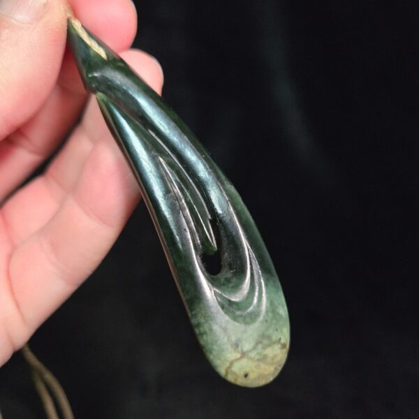Dav27, pounamu, taonga, hei matau, hook, kawakawa. jade, nephrite (1) Dav27, pounamu, taonga, hei matau, hook, kawakawa. jade, nephrite (1)