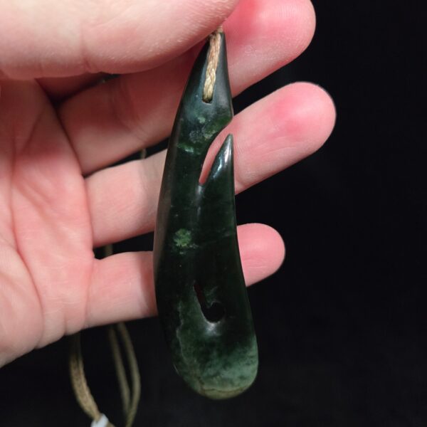 Dav27, pounamu, taonga, hei matau, hook, kawakawa. jade, nephrite (12) Dav27, pounamu, taonga, hei matau, hook, kawakawa. jade, nephrite (12)