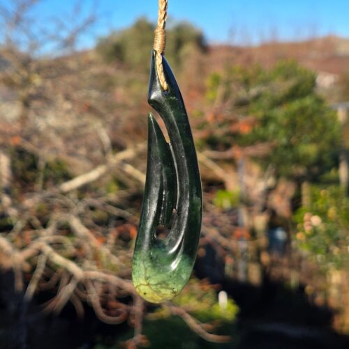 Dav27, pounamu, taonga, hei matau, hook, kawakawa. jade, nephrite (9)