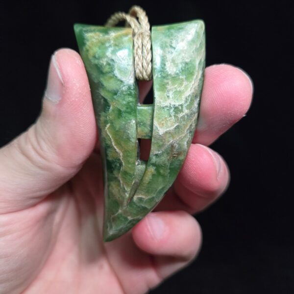 Dav29 Flower Jade, niho, tooth, taniwha, taonga, pounamu, jade (3) Dav29 Flower Jade, niho, tooth, taniwha, taonga, pounamu, jade (3)