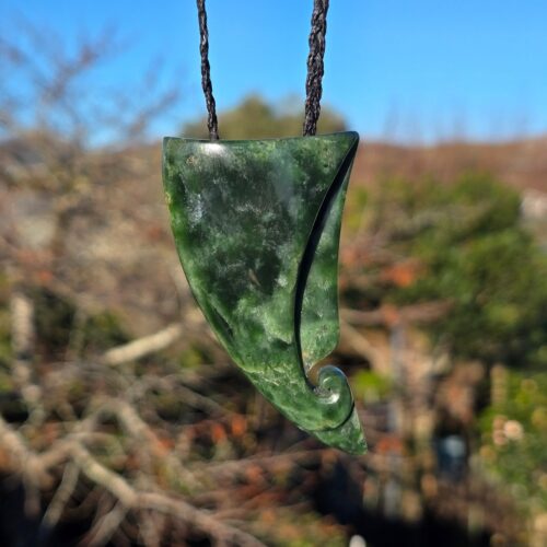 Dav34 Niho, kawakawa, pounamu, taonga, jade, koru (1)