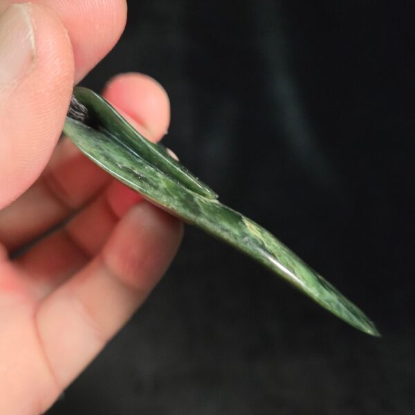Dav39 Toki, scroll, taonga, kawakawa, pounamu, jade (1) Dav39 Toki, scroll, taonga, kawakawa, pounamu, jade (1)