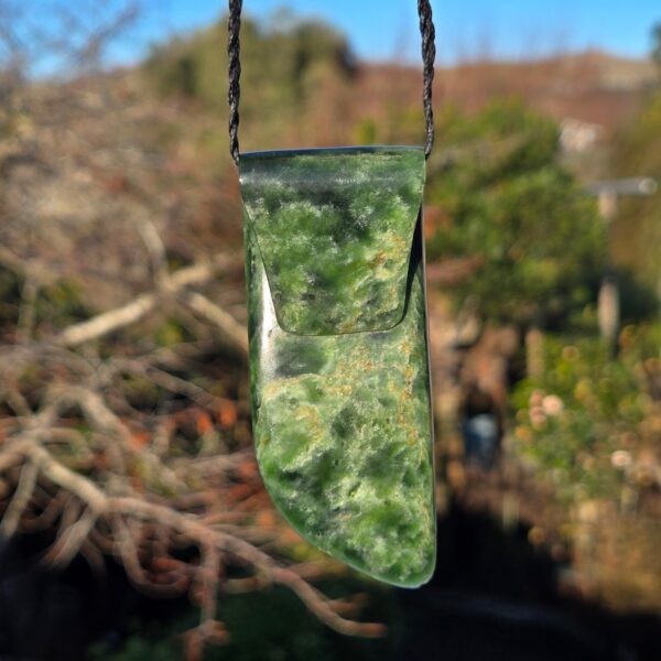 Dav39 Toki, scroll, taonga, kawakawa, pounamu, jade (8) Dav39 Toki, scroll, taonga, kawakawa, pounamu, jade (8)