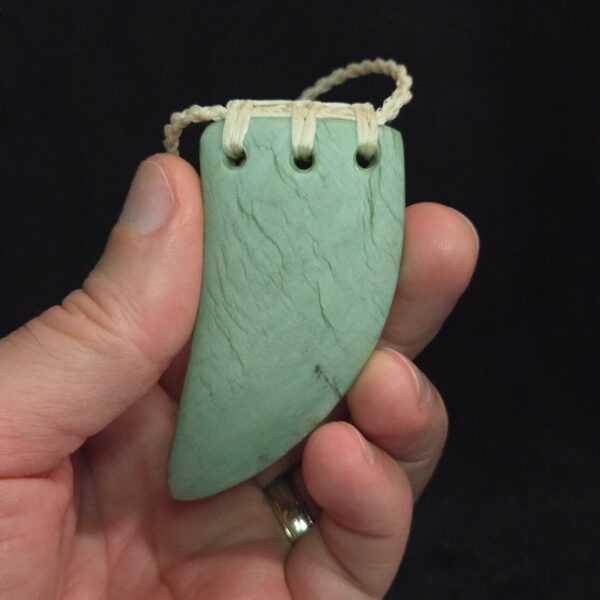 Cam169 Inanga, niho, tooth, taonga, maori, pounamu, jade (3) Cam169 Inanga, niho, tooth, taonga, maori, pounamu, jade (3)